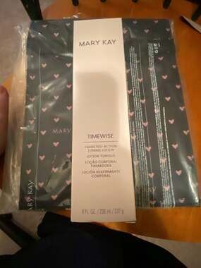 Mary Kay Timewise Targeted-Action Toning Lotion 8 Fl. Oz. with Travel Bag